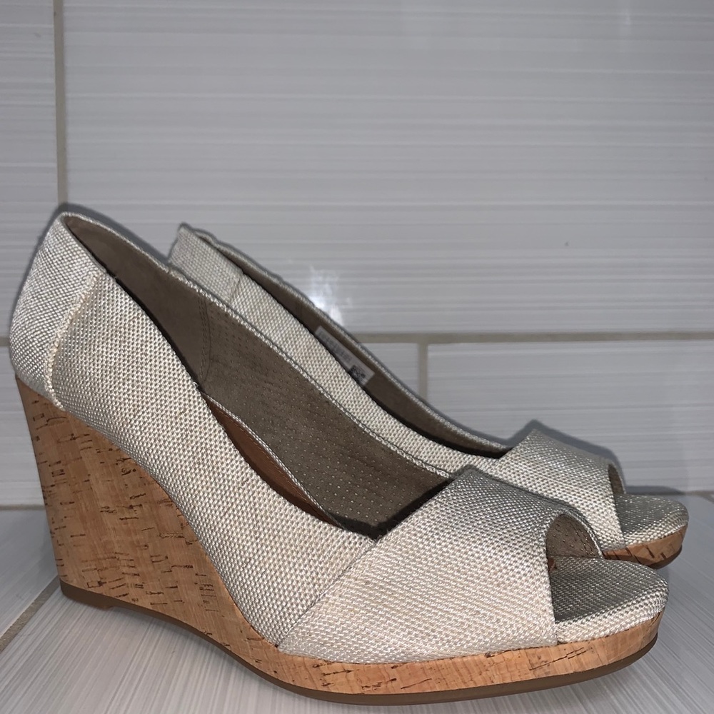 TOMS linen wedges size 9 Brand New!! Gorgeous!!